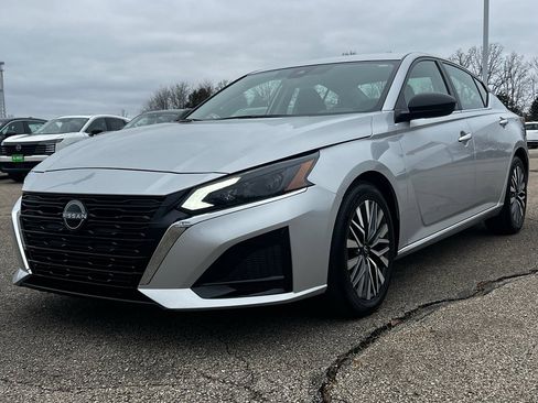 Used 2024 Nissan Altima 2.5 SV image 9