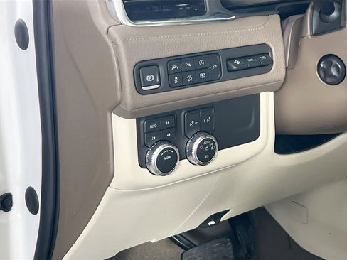 Used 2022 GMC Yukon XL Denali image 10