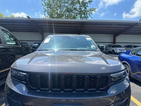 Used 2023 Jeep Grand Cherokee Altitude AWD/4WD image 12