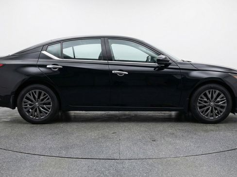 Used 2025 Nissan Altima 2.5 SV image 11