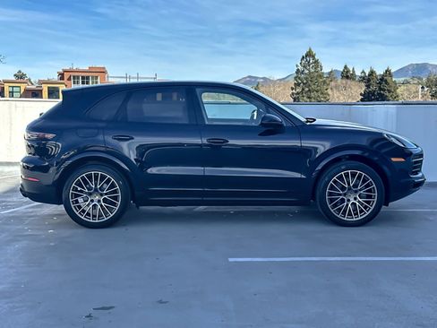 Used 2022 Porsche Cayenne Platinum Edition image 9