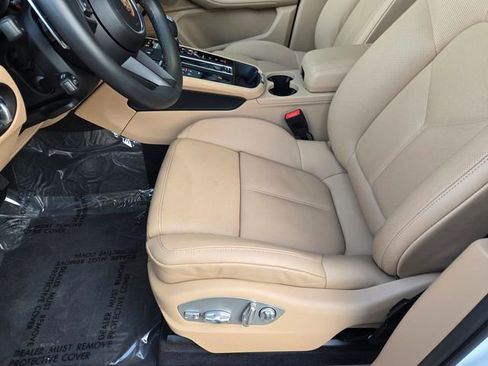 Used 2025 Porsche Macan image 25
