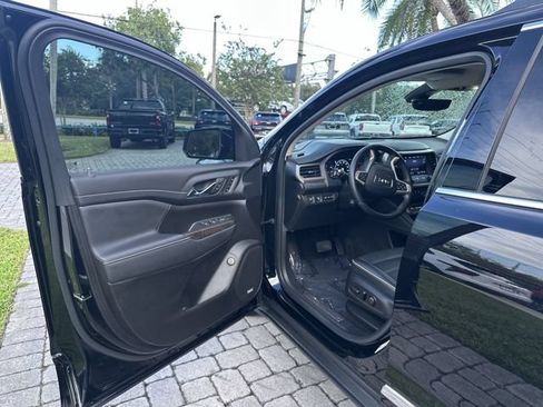 Used 2023 GMC Acadia Denali w/ Black Diamond Edition FWD image 22