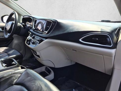 Used 2023 Chrysler Pacifica Touring-L FWD image 20