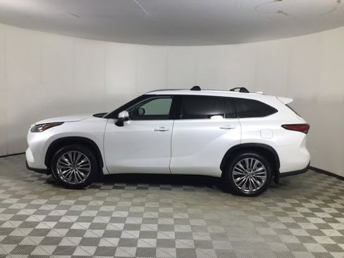 Used 2023 Toyota Highlander Platinum image 4