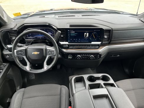 Used 2024 Chevrolet Silverado 1500 LT AWD/4WD image 5