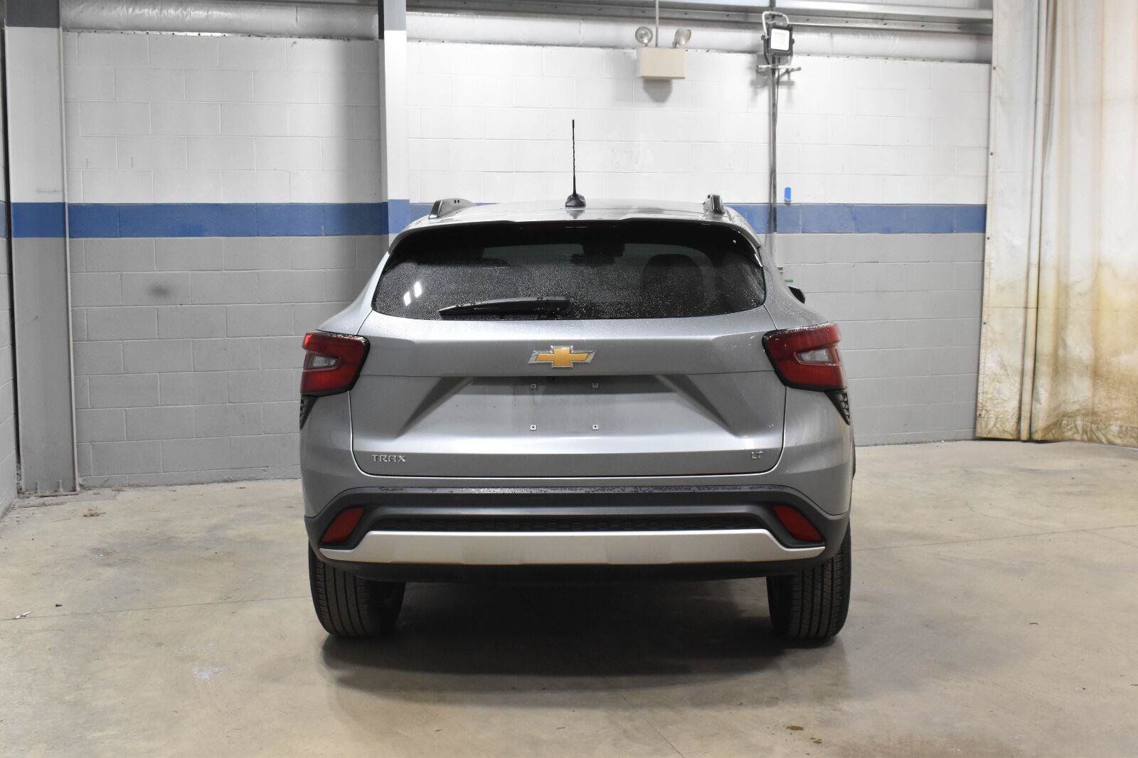 Used 2025 Chevrolet Trax LT FWD image 22