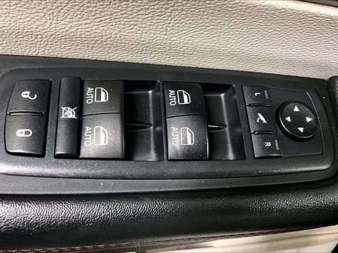 Used 2017 Chrysler Pacifica Limited image 32