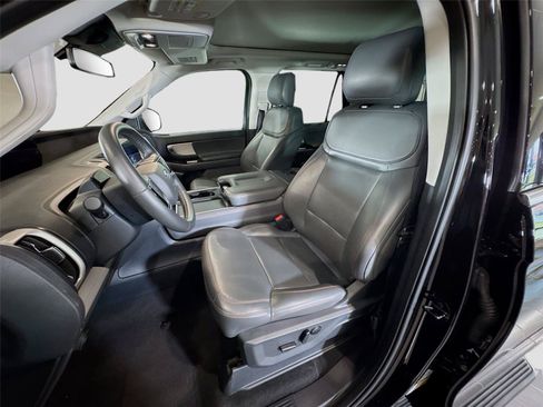 Used 2025 Ford Expedition Active AWD/4WD image 2