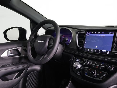 Used 2023 Chrysler Pacifica Limited w/ Uconnect Theater Family Group image 39