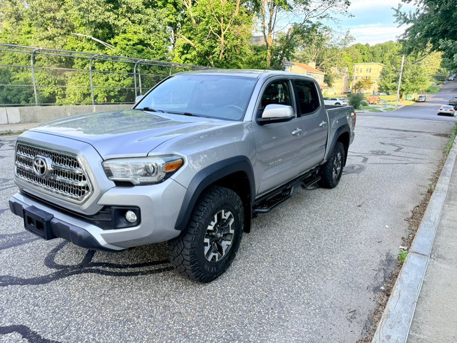 Used 2017 Toyota Tacoma TRD Off-Road w/ Tow Package AWD/4WD image 2