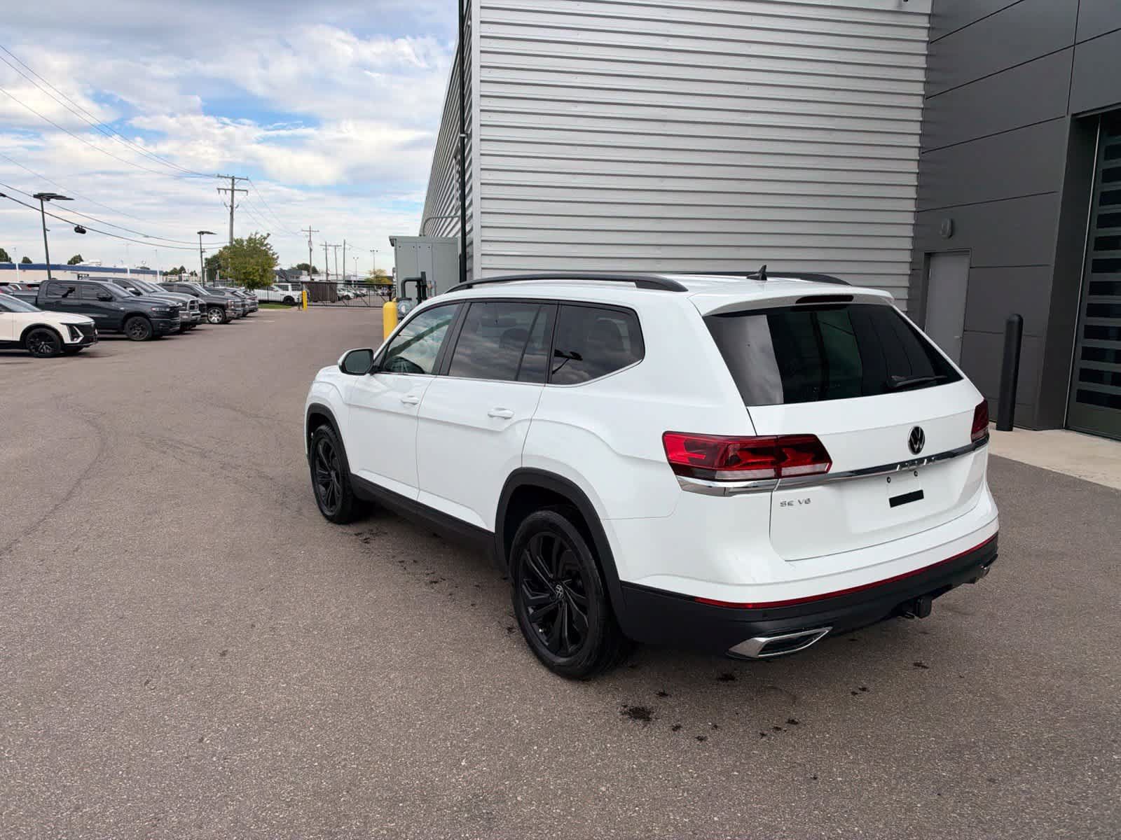Used 2023 Volkswagen Atlas SE w/ Black Wheel Package FWD image 3