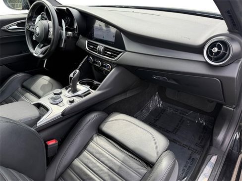 Used 2022 Alfa Romeo Giulia Veloce image 24
