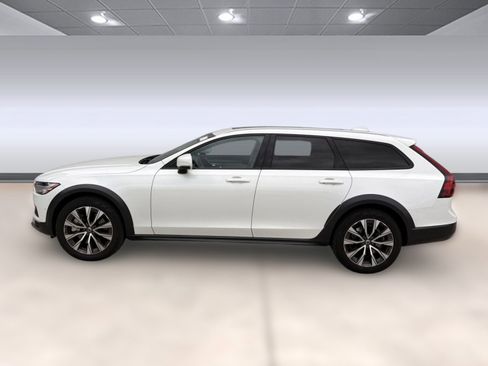 Certified 2025 Volvo V90 B6 Cross Country Plus image 2