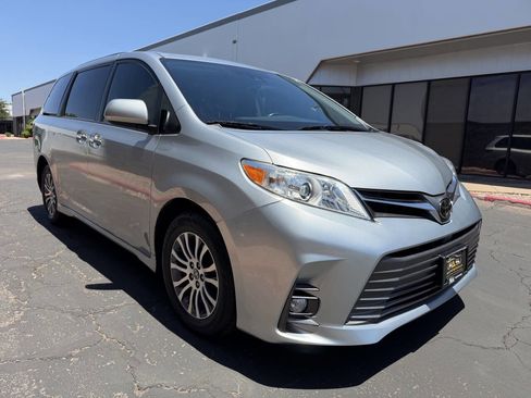 Used 2019 Toyota Sienna XLE FWD image 4