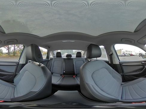 Used 2025 Volkswagen Jetta SE image 42