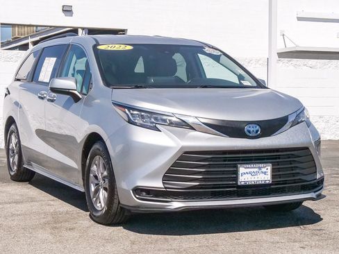 Used 2022 Toyota Sienna LE AWD/4WD image 3