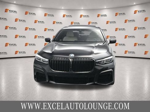 Used 2022 BMW 740i w/ M Sport Package RWD image 8