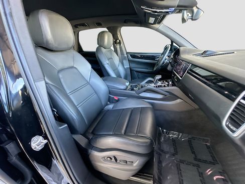 Used 2022 Porsche Cayenne image 30