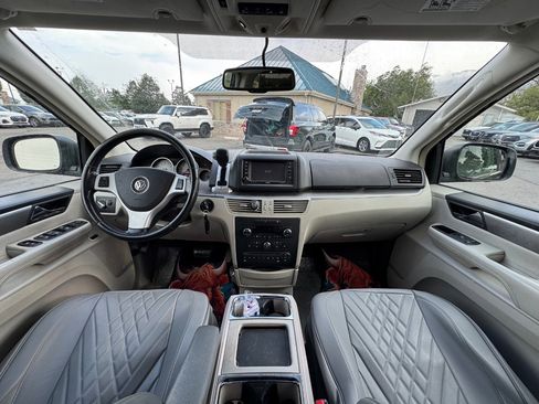 Used 2010 Volkswagen Routan SEL Premium FWD image 11