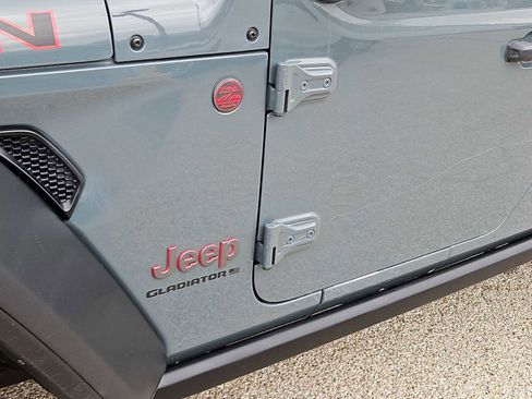 Used 2025 Jeep Gladiator Rubicon w/ Convenience Group AWD/4WD image 12