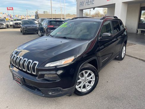 Used 2017 Jeep Cherokee Sport image 32