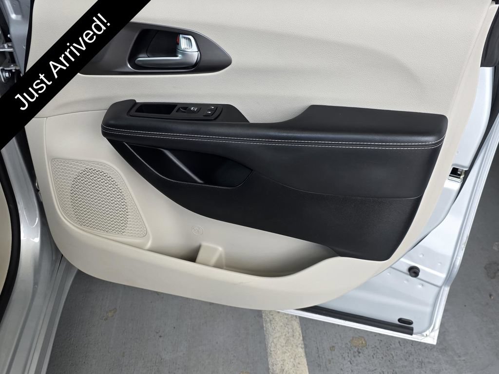 Certified 2024 Chrysler Pacifica Touring-L FWD image 33