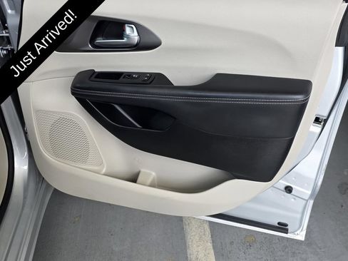 Used 2024 Chrysler Pacifica Touring-L FWD image 33