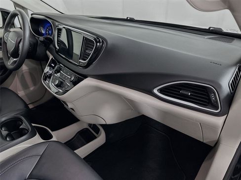 Used 2024 Chrysler Pacifica Touring-L FWD image 29