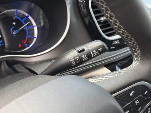 Used 2024 Chrysler Pacifica Limited FWD image 18