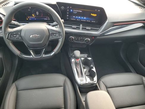 Used 2025 Chevrolet Trax RS w/ Sunroof Package FWD image 11