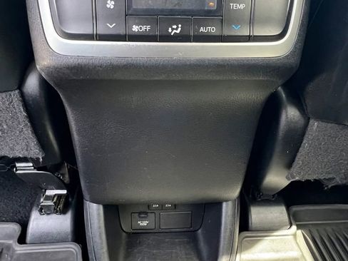 Used 2017 Toyota Highlander SE image 14