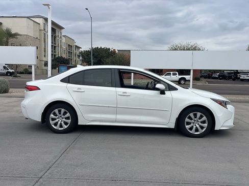 Used 2022 Toyota Corolla LE image 3