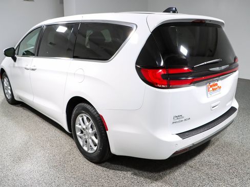 Used 2023 Chrysler Pacifica Touring-L FWD image 9