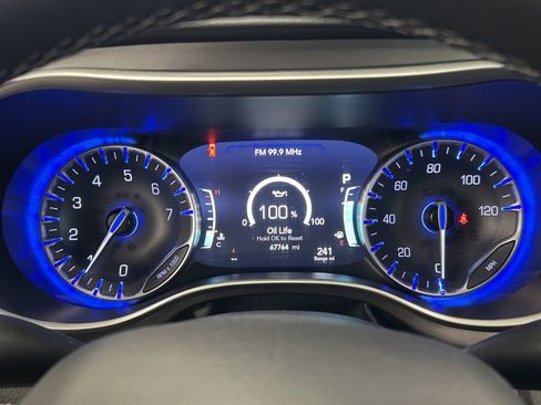 Used 2023 Chrysler Pacifica Touring-L image 27