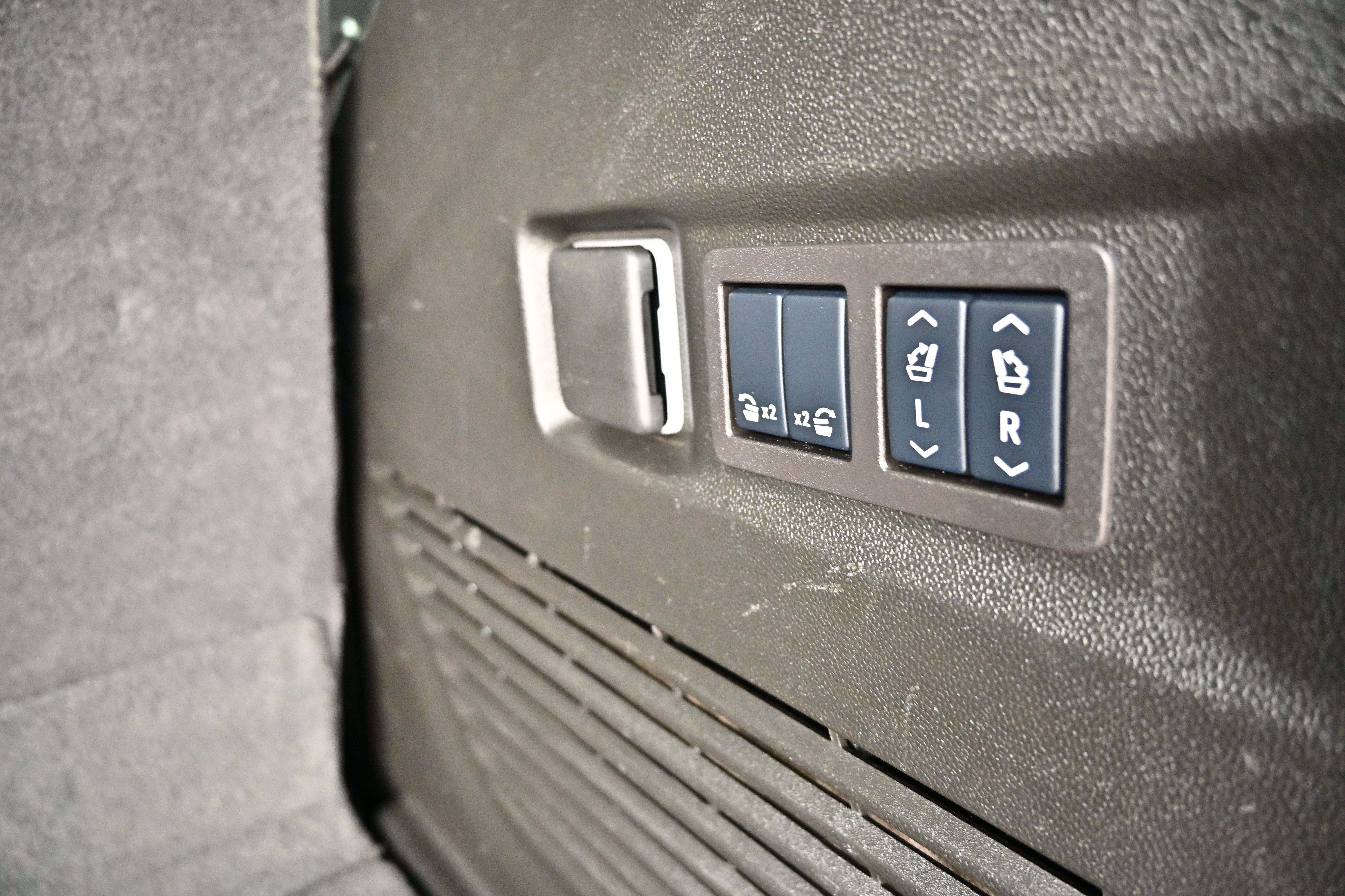 Used 2025 GMC Yukon Denali AWD/4WD image 13
