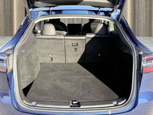 Used 2022 Tesla Model Y Long Range image 3