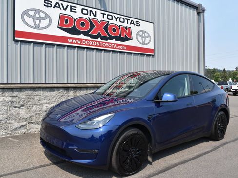 Used 2024 Tesla Model Y Long Range AWD/4WD image 1