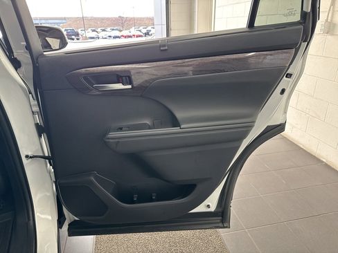 Used 2023 Toyota Highlander Limited image 49