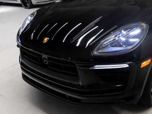 Certified 2024 Porsche Macan S AWD/4WD image 33