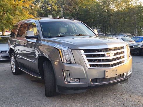 Used 2018 Cadillac Escalade Luxury image 3