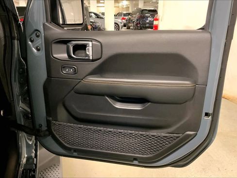 Used 2025 Jeep Gladiator Sport w/ Premium Package AWD/4WD image 22