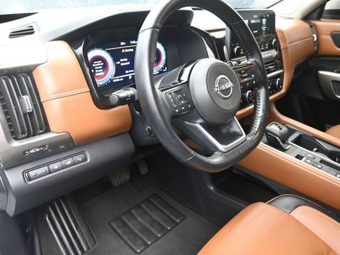 Used 2025 Nissan Pathfinder Platinum FWD image 12