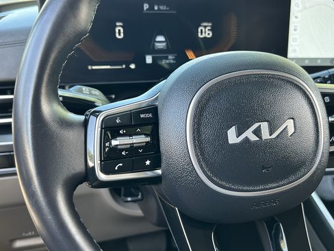 Used 2025 Kia Carnival FWD image 29