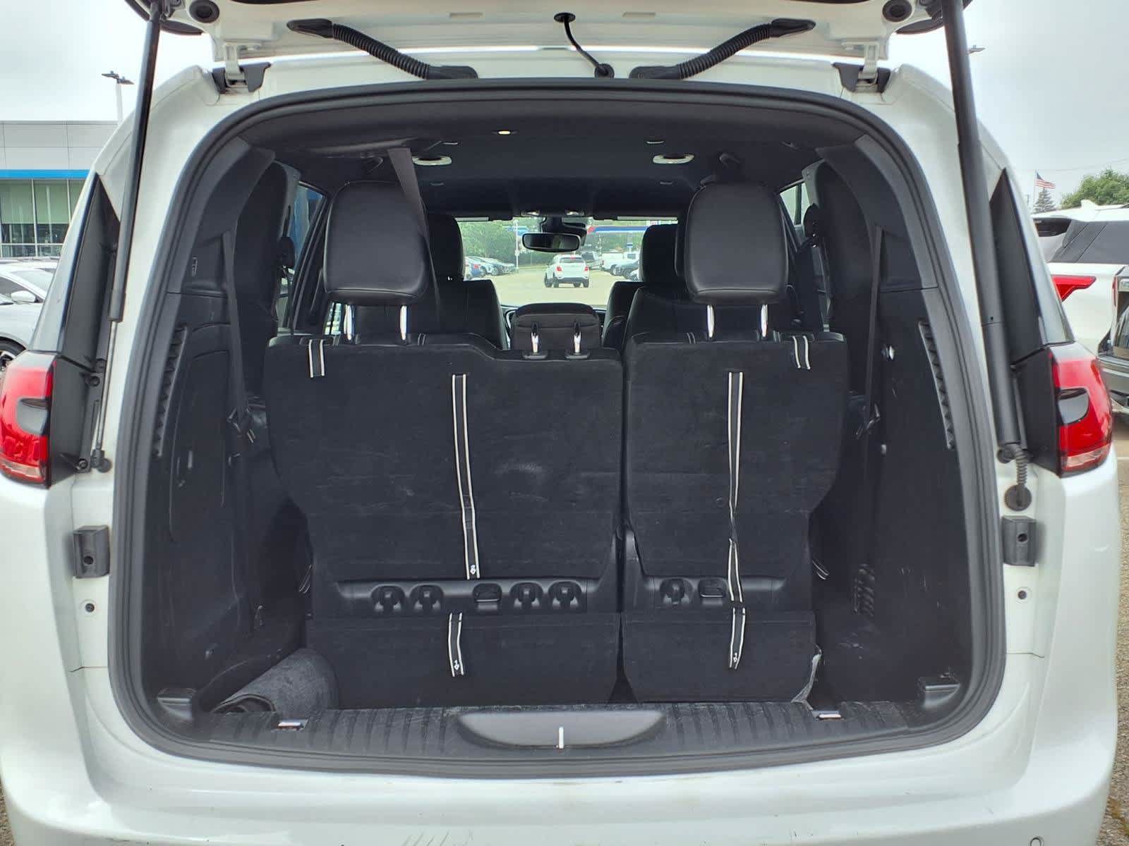 Used 2024 Chrysler Pacifica Limited FWD image 10