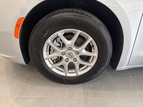 Used 2024 Chrysler Pacifica Touring-L FWD image 14