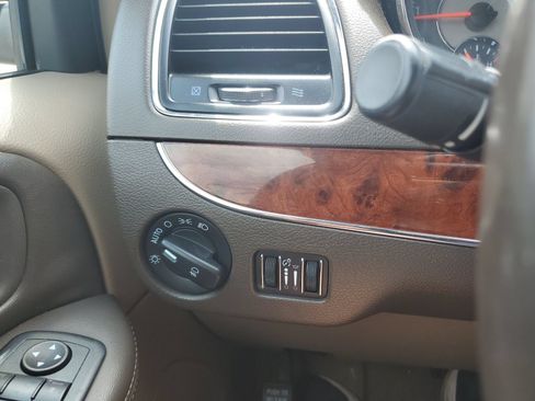 Used 2012 Chrysler Town & Country Touring w/ Entertainment Group #1 FWD image 21
