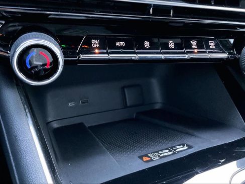 Used 2024 Chevrolet Traverse RS image 33