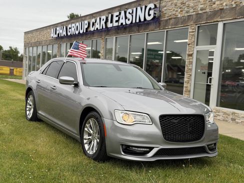 Used 2017 Chrysler 300 Limited RWD image 2