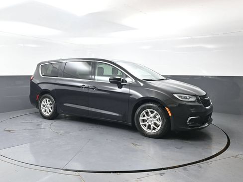 Used 2023 Chrysler Pacifica Touring-L FWD image 4